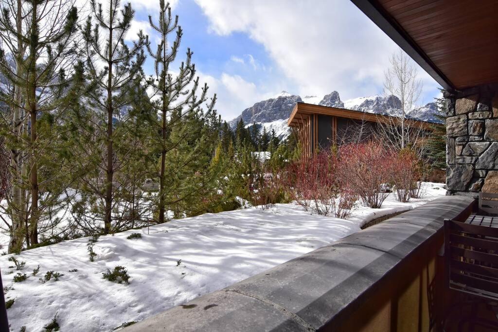 Luxurious Rundle Cliffs Lodge In Spring Creek Canmore Eksteriør bilde