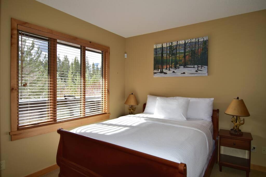 Luxurious Rundle Cliffs Lodge In Spring Creek Canmore Eksteriør bilde