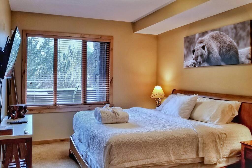 Luxurious Rundle Cliffs Lodge In Spring Creek Canmore Eksteriør bilde