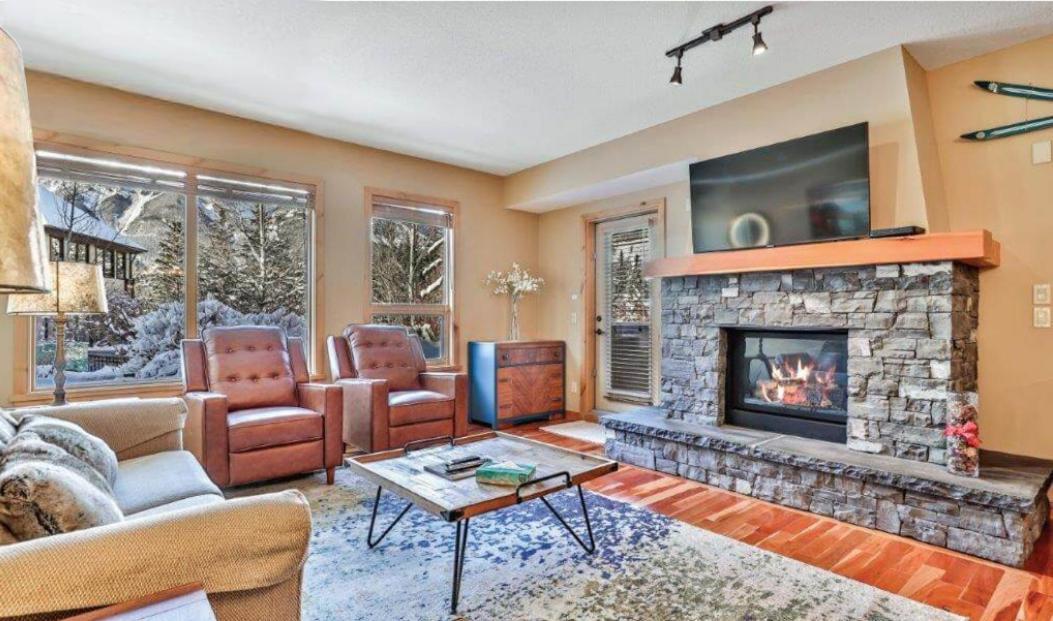Luxurious Rundle Cliffs Lodge In Spring Creek Canmore Eksteriør bilde