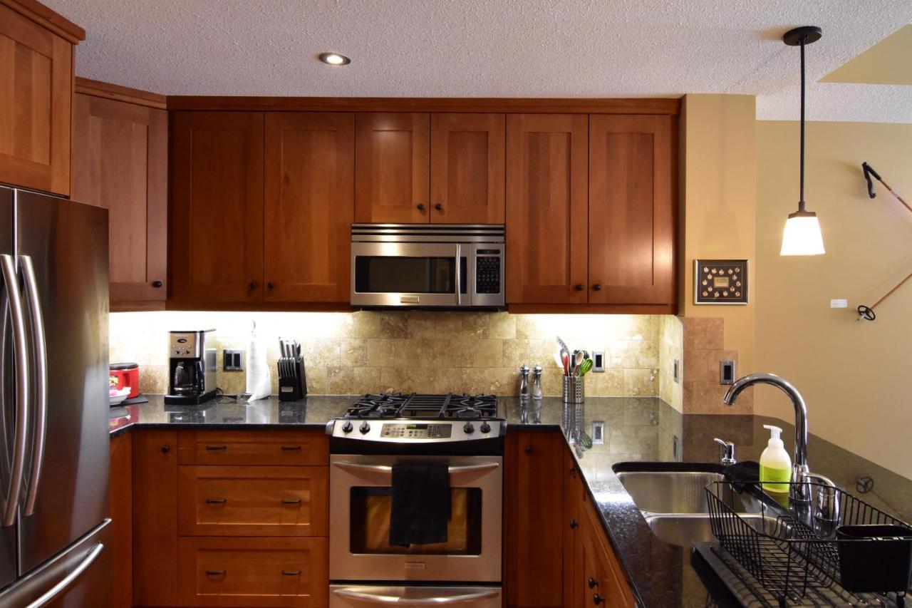 Luxurious Rundle Cliffs Lodge In Spring Creek Canmore Eksteriør bilde