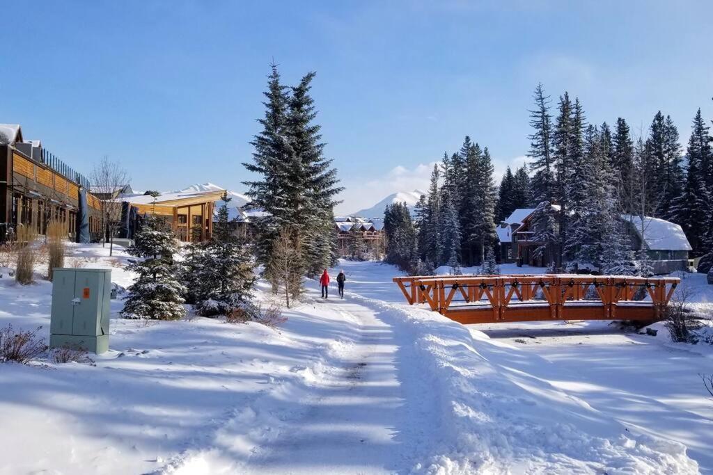 Luxurious Rundle Cliffs Lodge In Spring Creek Canmore Eksteriør bilde