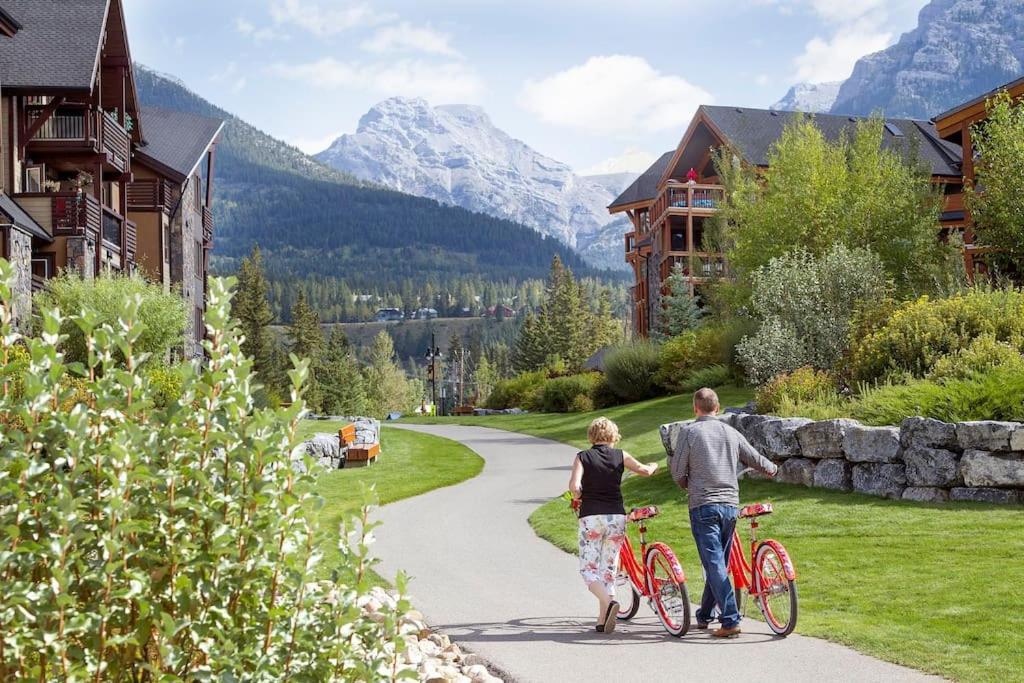 Luxurious Rundle Cliffs Lodge In Spring Creek Canmore Eksteriør bilde