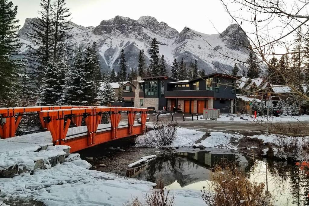 Luxurious Rundle Cliffs Lodge In Spring Creek Canmore Eksteriør bilde