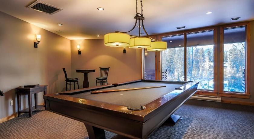 Luxurious Rundle Cliffs Lodge In Spring Creek Canmore Eksteriør bilde