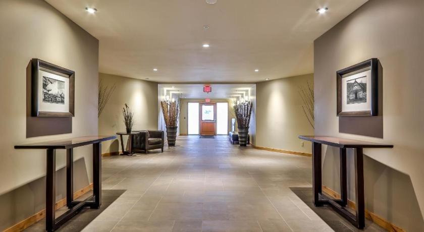 Luxurious Rundle Cliffs Lodge In Spring Creek Canmore Eksteriør bilde
