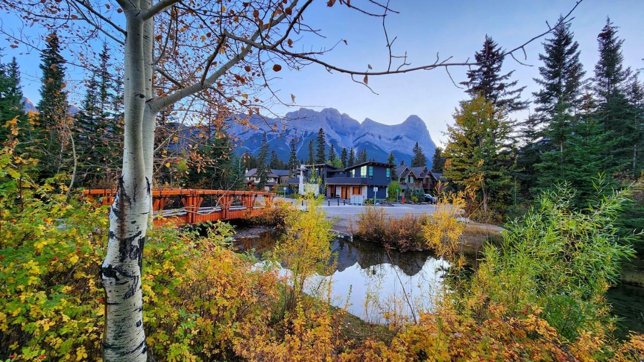 Luxurious Rundle Cliffs Lodge In Spring Creek Canmore Eksteriør bilde
