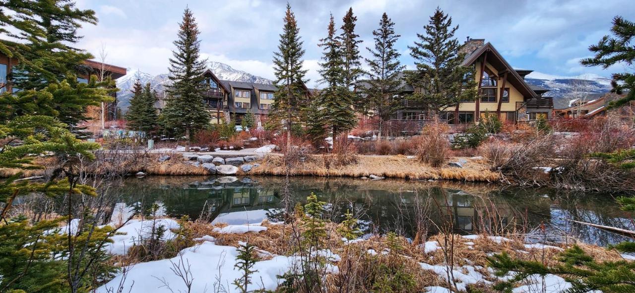 Luxurious Rundle Cliffs Lodge In Spring Creek Canmore Eksteriør bilde