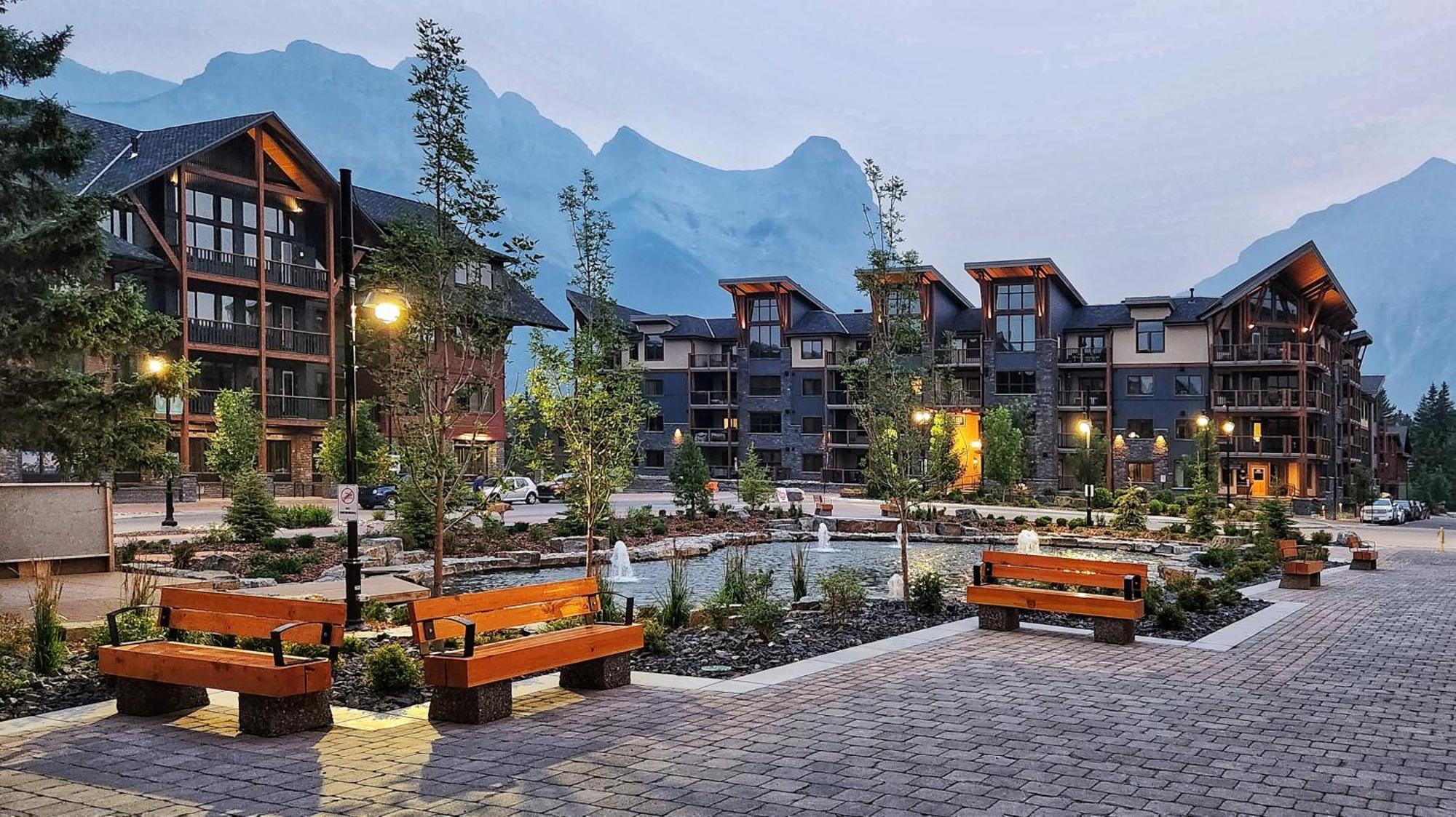 Luxurious Rundle Cliffs Lodge In Spring Creek Canmore Eksteriør bilde